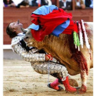 Julio Aparicio sufrió la grave cogida durante la faena de muleta del primer toro.