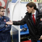 Fernando Vázquez y Cuco Ziganda se saludan antes de un partido. Quizá uno entrene a la Deportiva.