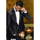 Cristiano Ronaldo, junto a su hijo, no pudo contener las lágrimas cuando recibió el Balón de Oro.