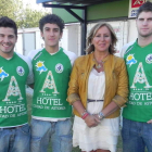 Sagrario González posa con los nuevos fichajes del Astorga.