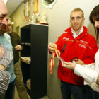 Sergio muestra la medalla al subdirector del Diario, Rafa Blanco, y a la redactora jefe de Deportes,