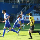 Nacho pelea un balón ante el Barakaldo la pasada campaña.