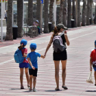Una familia, por el paseo marítimo de Almería. CARLOS BARBA