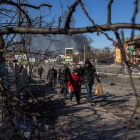 Una familia intenta salir de la ciudad ucraniana de Bucha, cercada por los rusos. ROMAN PILPEY