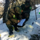 Agentes medioambientales recogiendo muestras para la elaboración del censo. DL