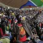 Cientos de personas asisten en el estadio FNB de Johannesburgo al funeral de Mandela.