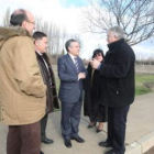 El alcalde de Onzonilla muestra la parcela para el nuevo colegio de Vilecha