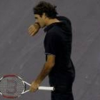 Federer se seca el sudor del rostro en el partido contra Simon