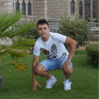 El futbolista Diego Peláez posa delante del Palacio Episcopal de Astorga. RAMIRO