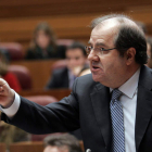 El presidente de la Junta, Juan Vicente Herrera, ayer en el pleno.