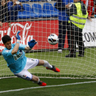 Instante en el que Roberto Santamaría detiene el penalti lanzado por Braulio que suponía un punto para la Deportiva, ya que inmediatamente después, el colegiado decretó el final del encuentro.
