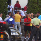 Empleados de empresas auxiliares del Grupo Alonso, a las puertas de la empresa en Ponferrada.