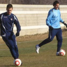 Adrián Jiménez, nuevo fichaje de la Cultural, a la izquierda, ayer durante su primer entrenamiento.
