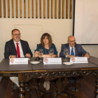 Fernando Rey, María Dolores Alonso-Cortés y José Ramón Morala, ayer en la inauguración del curso en San Isidoro.  F. OTERO PERANDONES