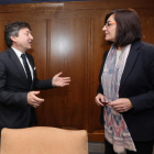 Samuel Folgueral departe con Amparo Vidal ante la sesión plenaria de ayer. L. DE LA MATA