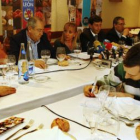 La presidenta y varios de sus diputados participaron ayer en una comida con los medios de comunicaci