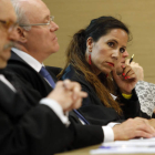 La abogada Beatriz Llamas junto a sus colegas Carlos Rivera y Ricardo Gavilanes en Burgos. RAMIRO