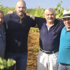 Emilio Viejo y su hijo Alberto, con sus socios Chenco Valbuena y Nacho Morejón, en el viñedo que la bodega tiene en Mayorga. A. VIEJO