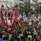 Varias pancartas se ven al paso de los manifestantes por la plaza de Cibeles de la capital.