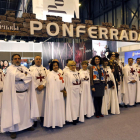 Merayo posa con los templarios, ayer.