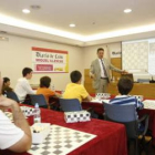 Miguel Ilescas ayer, durante la clase magistral en el Club de Prensa del Diario de León.