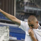 Benzema besa el escudo del Madrid en su puesta de largo.