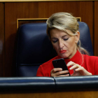 Yolanda Díaz revisa su teléfono durante el pleno celebrado ayer en el Congreso. CHEMA MOYA