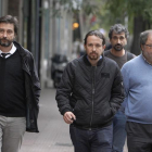 Pablo Iglesias, acompañado del portavoz de Interior en la comisión de Interior, Rafael Mayoral (i), y el concejal de Seguridad del Ayuntamiento de Madrid, Javier Barbero (d).