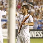 Ljajic felicita a Totti por su gol ante un apesadumbrado Xabi Alonso.