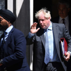 Boris Johnson sale de su domicilio oficial en el 10 de Downing Street, ayer. ANDY RAIN