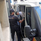 -Uno de los cuatro integrantes de la llamada "manada de Callosa" llega a la Audiencia Provinical de Alicante para la celebración del juicio acusados de un presunto delito de violación en grupo. EFE/MORELL