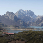 Aspecto que presentaba el embalse de Riaño, el mayor de la provincia, este martes. JESÚS