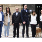 El candidato leonesista, Cristian Peláez (en el centro), con Santos y su equipo. DL