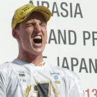 El español Pol Espargaró celebra en lo más alto del podio su primer campeonato del mundo.