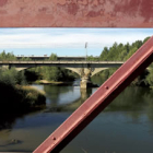 Tres épocas en tres viaductos sobre el Esla: el de 1863, el actual y el que se está construyendo.