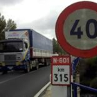 El trazado de la N-601 presenta tramos como este puente que cruza el río Porma