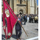 Imagen del pendón portado por Alejandro Valderas en un acto institucional.
