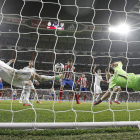 Luka Modric, a la izquierda, despeja un balón en la portería junto al portero, Iker Casillas, que ya estaba batido.