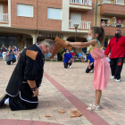 Momento de la actuación realizada ayer por los Jiménez en la plaza de Quevedo de La Bañeza. RAMIRO