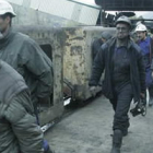 Foto de archivo de varios mineros saliendo del trabajo.