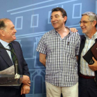 Villanueva junto a los secretarios de CC.OO. y UGT, Ángel Hernández y Agustín Prieto.