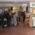 Pacientes en la cola para pedir cita en el centro de salud de José Aguado.