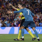Cristiano Ronaldo protesta al árbitro tras ver la tarjeta roja.