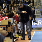 Isidoro corrige a un jugador en un lance del partido disputado ayer por el Ademar en el Palau.