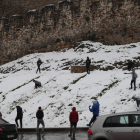 Los jóvenes disfrutan de la nieve en la capital berciana. L. DE LA MATA