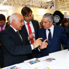 Una de las visitantes del stand de León.