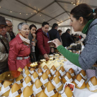El público participa en la primera jornada del Salón del Queso de Astorga. JESÚS F. SALVADORES