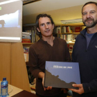 Andoni Canela, junto a José Luis García Lorenzo, ayer en León donde presentó su libro.