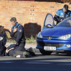 Una de las personas atropellada ayer es atendida en el lugar del suceso.