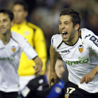 El valencianista Jordi Alba (d) celebra el gol que marcó al Rayo Vallecano.